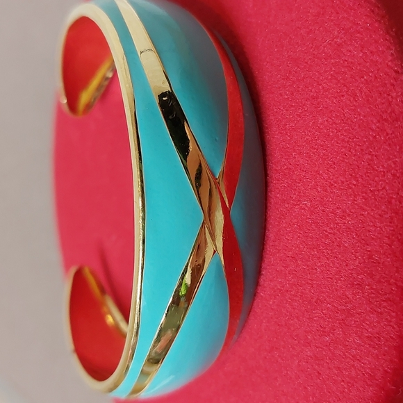 1970's enamel cuff bracelet and earring set - Picture 3 of 7